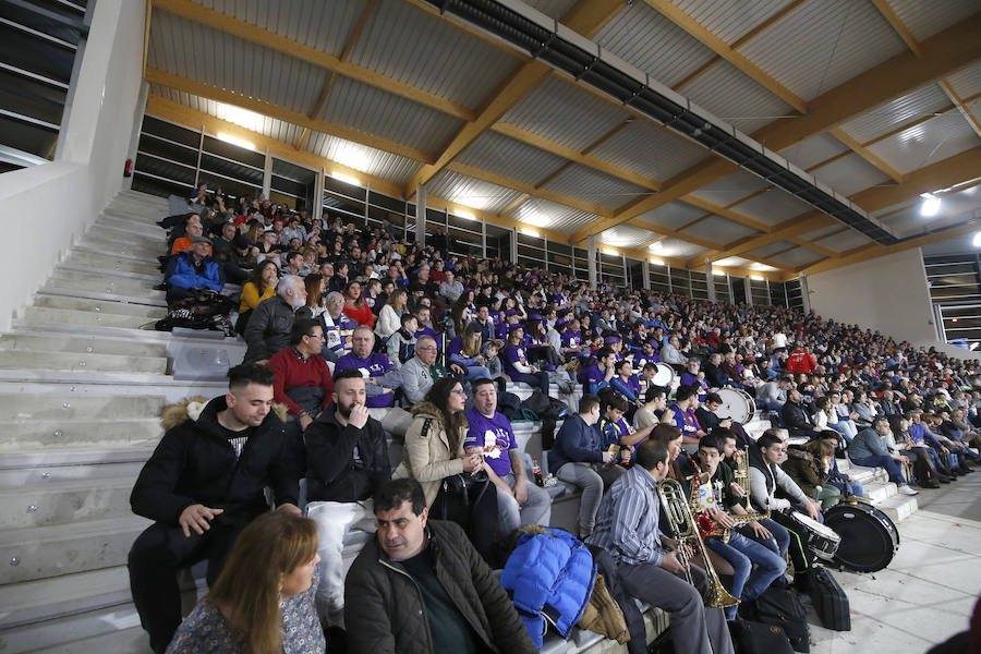 Fotos: La afición palentina llena el pabellón en su reestreno