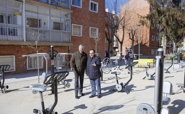 Javier García Rubio y Daniel Llanos, durante su visita de ayer a la calle Villares.