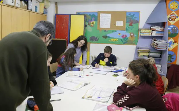 Una de las clases de refuerzo escolar en el centro de Cáritas de San José.