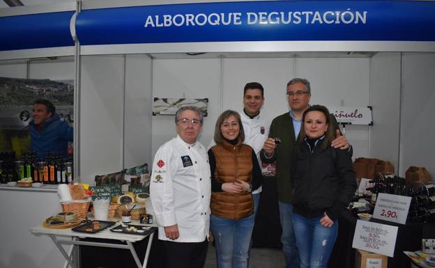 El alcalde Julián Ramos y el chef Sergio Fernández, en uno de los puestos. 