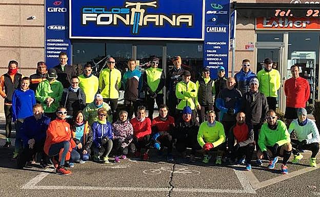 Grupo de corredores populares que han acudido al último entrenamiento de preparación de la Media salmantina. 