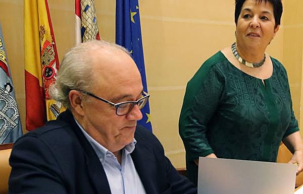 Alfonso Reguera, junto a la alcaldesa durante el pleno del viernes. 