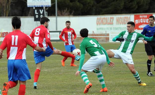 Tres jugadores del Tordesillas durante el encuentro ante la Cebrereña disputado hace dos semanas en la localidad vallisoletana.