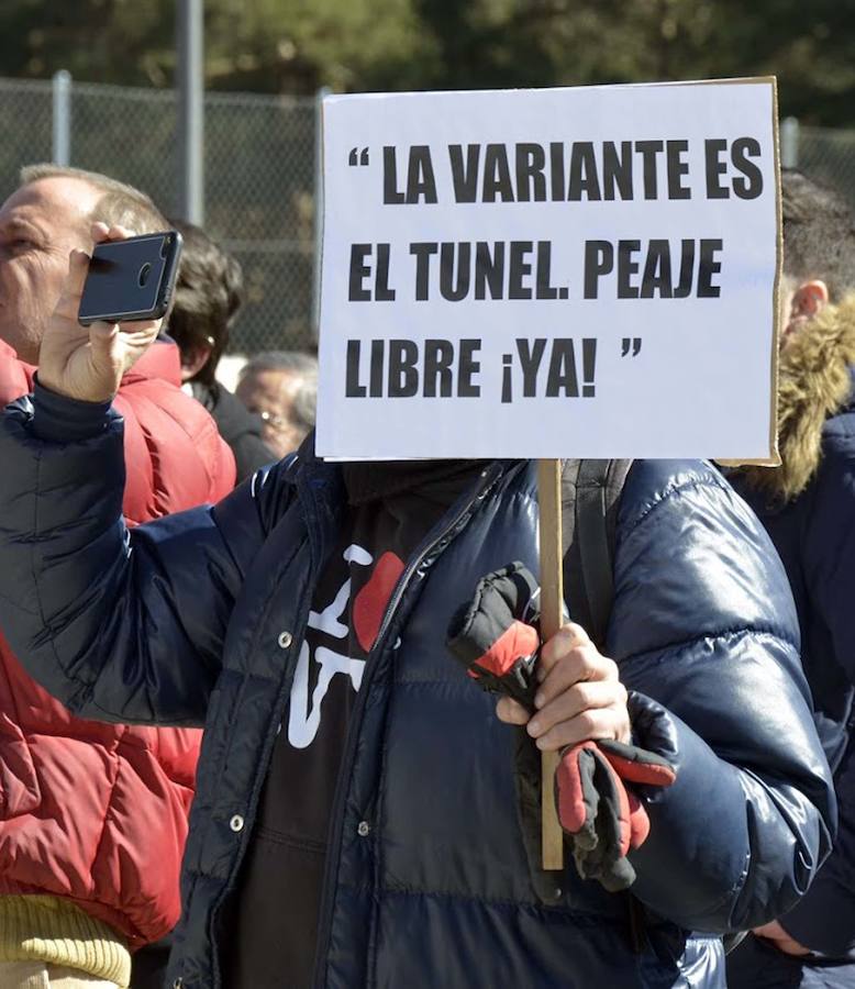 Fotos: Manifestacion en la peligrosa Travesía de San Rafael