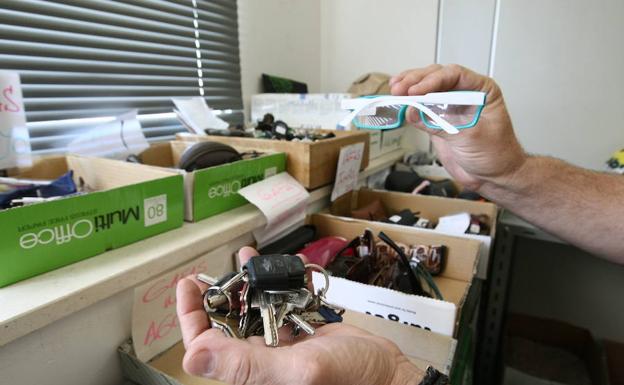 Gafas y juegos de llaves en la Oficina de Objetos Perdidos de Salamanca.