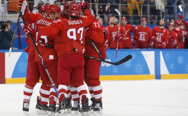 El equipo ruso celebra la victoria.