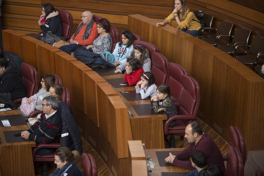 El Parlamento regional conmemora los 35 años del Estatuto de Autonomía con una jornada de puertas abiertas, en la que los ciudadanos, además de conocer las estancias, han podido disfrutar de una representación teatral de la mano del grupo Valquiria Teatro.