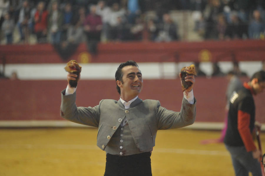 El Festival Taurino de Arroyo se saldó con ocho orejas, dos para Ventura, Padilla, El Fandi y López Simón. No tuvo fortuna Cayetano Rivera y se llevó un buen susto la novillera Rocío Romero, que pese a lo aparatoso del percance solo sufrió un esguince de tobillo. 