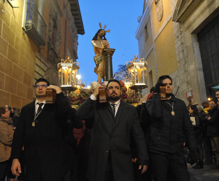 Decenas de fieles se dieron cita el sábado en el Via Crucis de la Sagrada Pasión de Cristo que sacó a hombros la imagen de Nuestro Padre Jesús Flagelado.