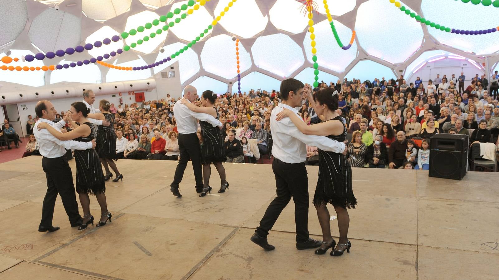 Más de un centenar de bailarines, procedentes de distintas escuelas de la capital, se dieron cita en el escenario de la Cúpula del Milenio