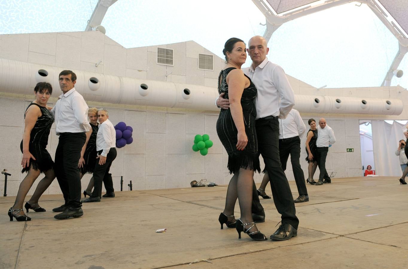 Más de un centenar de bailarines, procedentes de distintas escuelas de la capital, se dieron cita en el escenario de la Cúpula del Milenio