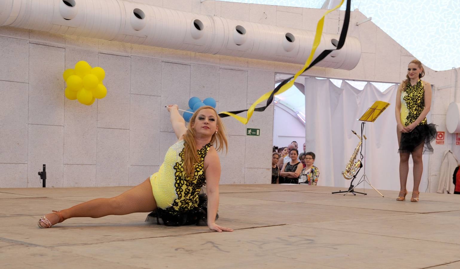 Más de un centenar de bailarines, procedentes de distintas escuelas de la capital, se dieron cita en el escenario de la Cúpula del Milenio