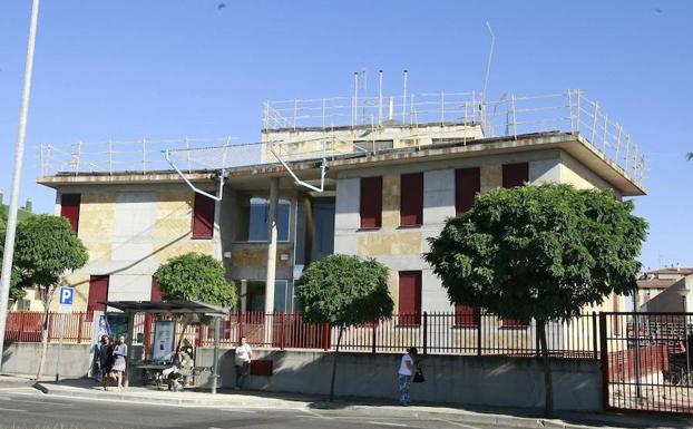 Edificio del centro municipal integrado de Puente Ladrillo.