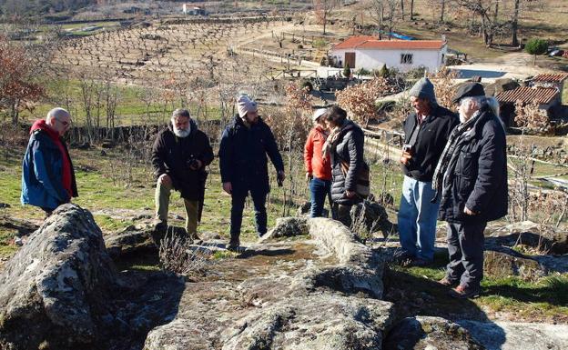 Los participantes en el Foro Hispano Luso realizaron un recorrido por los lagares rupestres de San Esteban de la Sierra. 