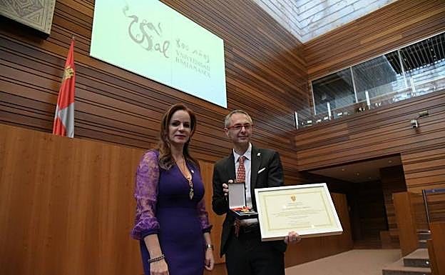El rector de la Universidad de Salamanca, Ricardo Rivero, junto con la presidenta de las Cortes, Silvia Clemente.