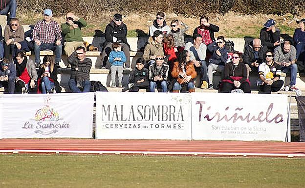 Seguidores de Unionistas en la grada descubierta de Las Pistas. 
