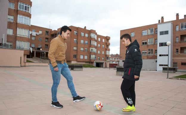 Edu y Álex Rincón pelotean en la plaza Gonzalo de Berceo.