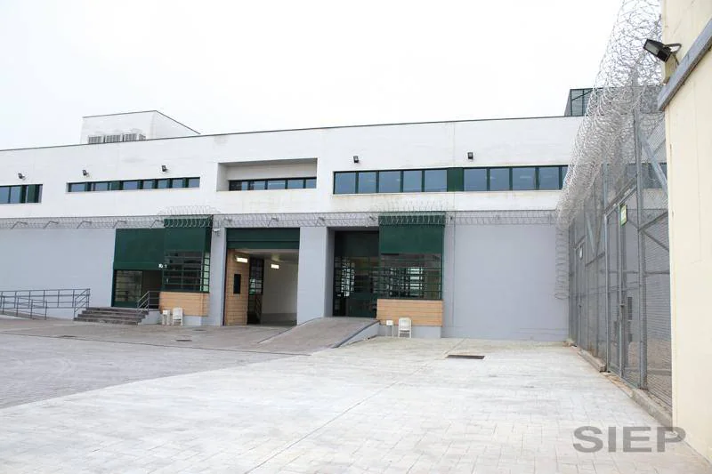 El centro penitenciario Málaga II, ubicado en la localidad malagueña de Archidona, se ha inaugurado este lunes y cuenta con 1.008 celdas en las que se pueden internar en torno a 2.000 reclusos