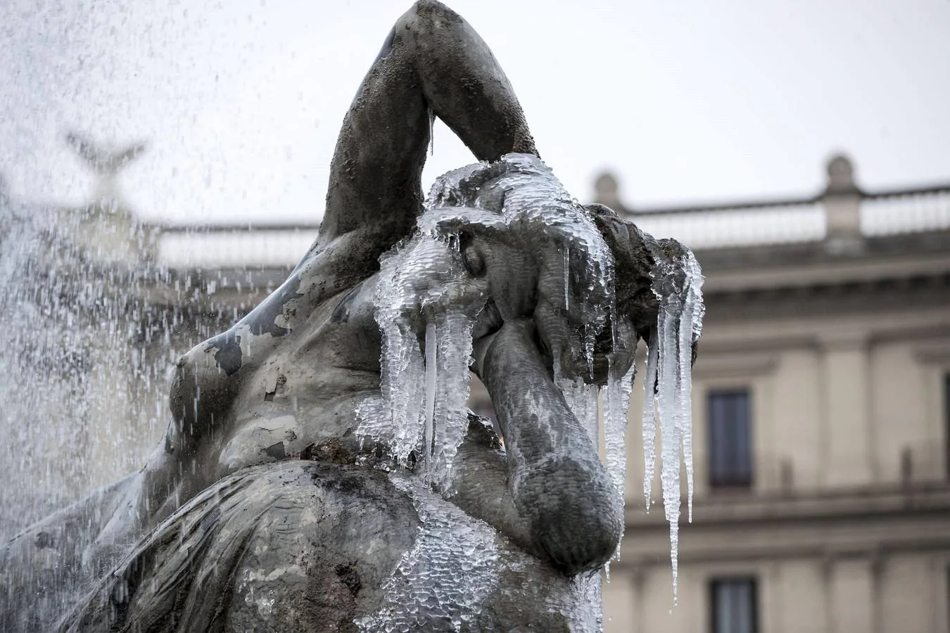 Carámbanos de hielo cuelgan de una de las esculturas de la Fuente de las Náyades en el centro de Roma.