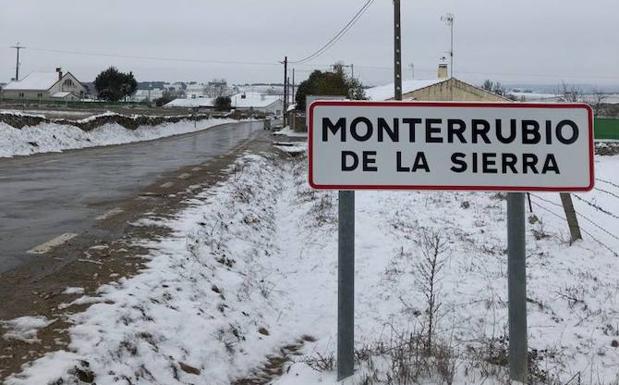 Entrada a la localidad de Monterrubio de la Sierra, donde la nieve cubre los campos.