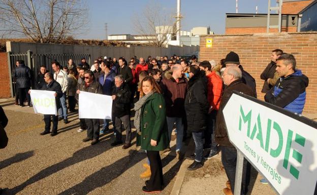 Manifestación a la puerta de la empresa Made en Medina del Campo. 