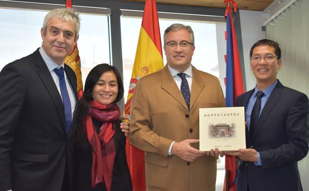 El alcalde de Guijuelo, Julián Ramos, junto a los representantes chinos. 