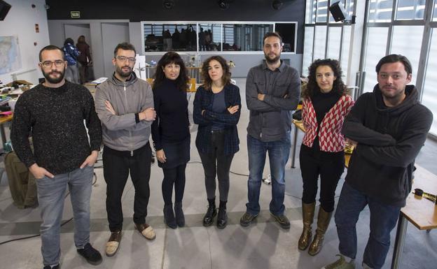 La concejala Ana Redondo, junto a los primeros artistas de la residencia del programa CreArt en el LAVA. 