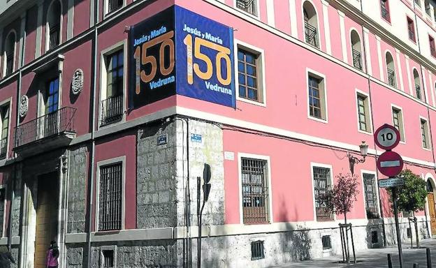El edificio actual del colegio ubicado en la plaza de Santa Cruz.