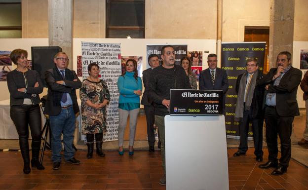 El fotógrafo de El Norte de Castilla, Antonio de Torre, explica la exposición a los asistentes y autridades.