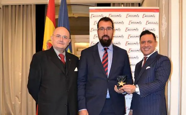 Galardón otorgado a Carlos Sanz en el transcurso de la gala del Instituto de Excelencia Profesional. 