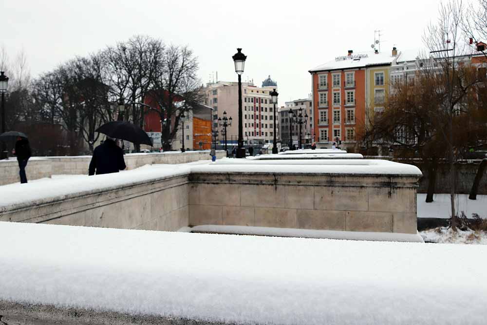 Las prediciciones se han cumplido y la provincia y la capital han amanecido cubiertas de un manto blanco, generandpo numerosas complicaciones en calles y carreteras.