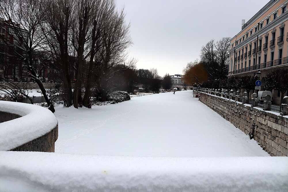 Las prediciciones se han cumplido y la provincia y la capital han amanecido cubiertas de un manto blanco, generandpo numerosas complicaciones en calles y carreteras.