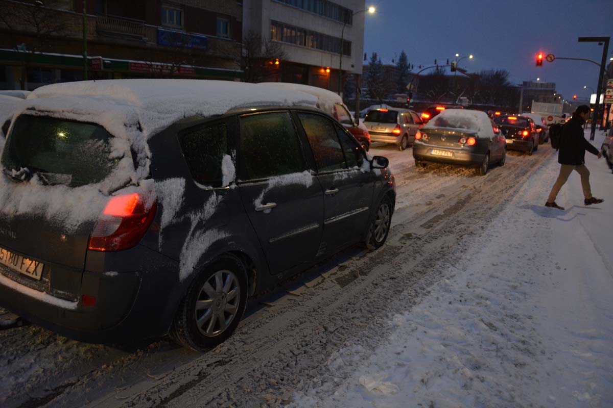 Las prediciciones se han cumplido y la provincia y la capital han amanecido cubiertas de un manto blanco, generandpo numerosas complicaciones en calles y carreteras.