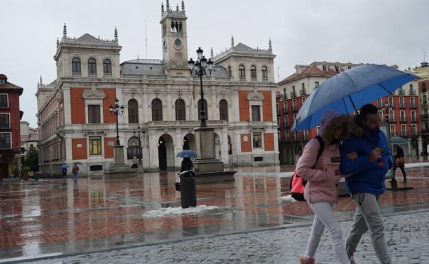 Lluvia en la Plaza Mayor de Valladolid.