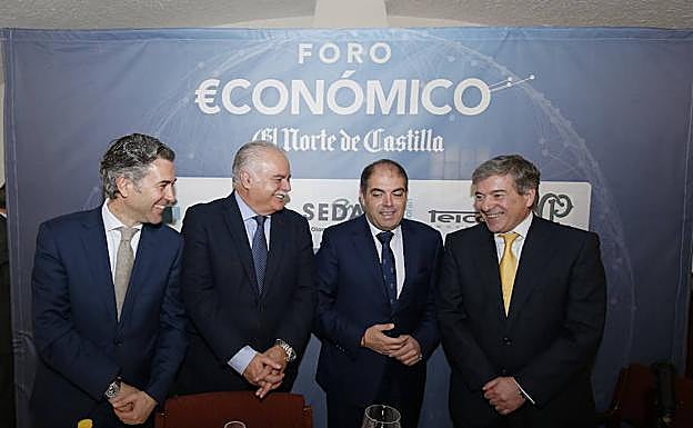 Jesús Acebes (Cajamar), Juanjo Gómez (Teicon Ingeniería), Lorenzo Amor, y el director general de El Norte, Ángel de las Heras, durante el foro. 