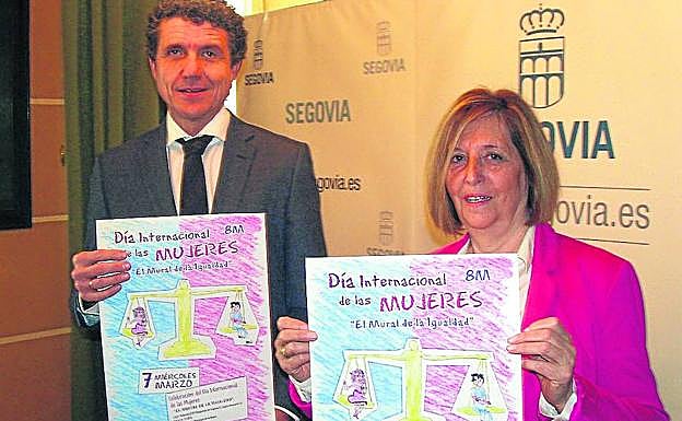 Andrés Torquemada y Rosa Salinas, del Consejo Municipal de la Mujer, posan con los carteles. 