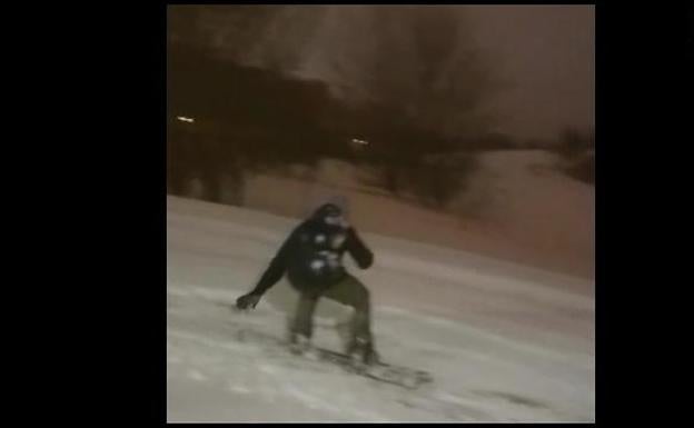 Practicando 'snowboard' en Parquesol