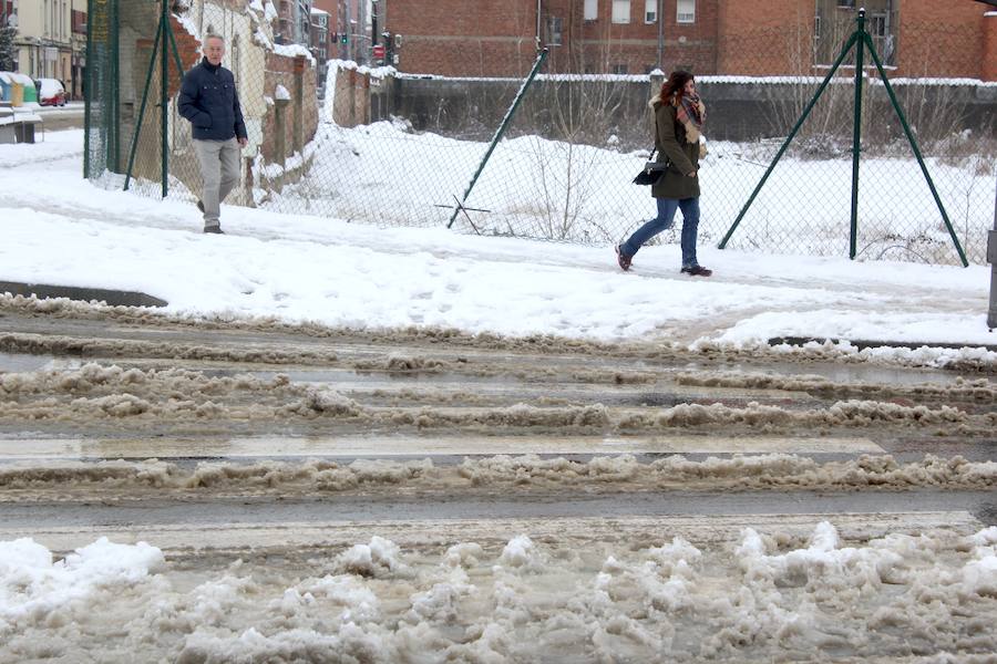 Fotos: La nieve &#039;asalta&#039; la capital leonesa