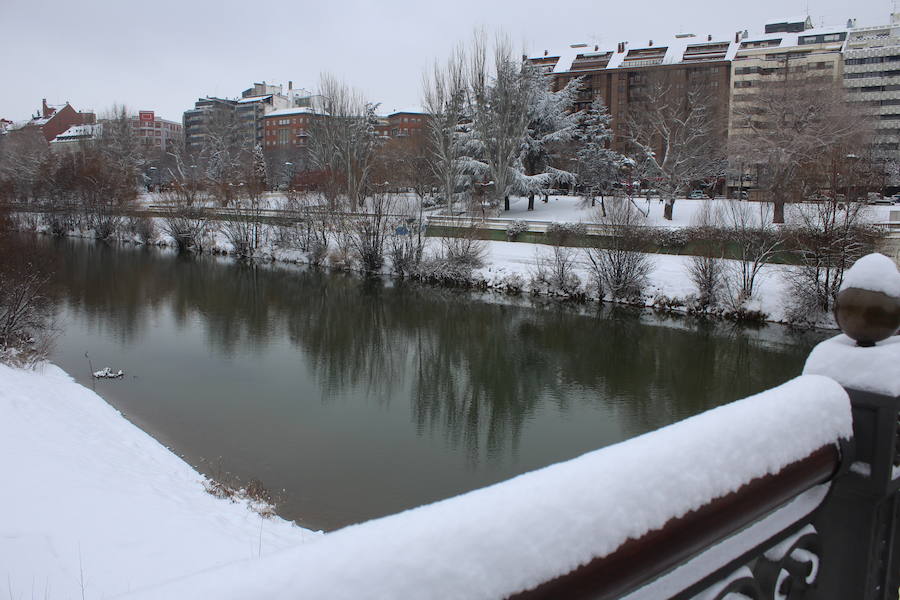 Fotos: La nieve &#039;asalta&#039; la capital leonesa