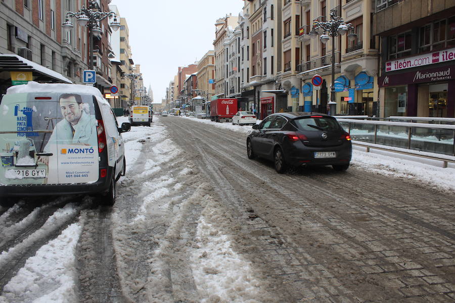 Fotos: La nieve &#039;asalta&#039; la capital leonesa