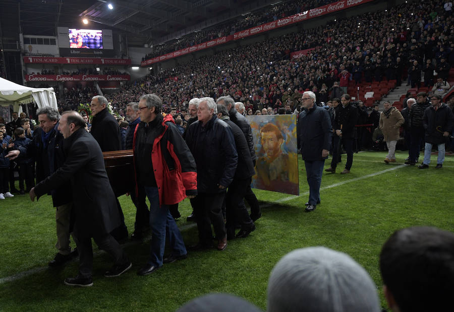Miles de personas han dado su último adiós al mítico delantero en el estadio del Sporting. 
