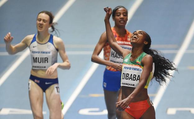Genzebe Dibaba (d) de Etiopia celebra al ganar la prueba femenina de 3000 metros.