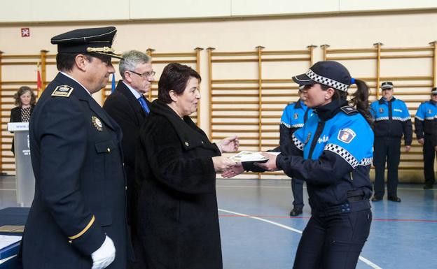 La alcaldesa entrega un diploma a una de las agentes de la Policía Local.