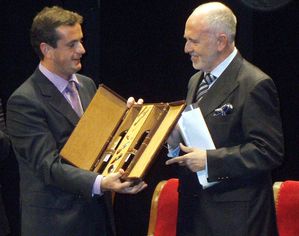 08.10.08 Amancio Moyano, presidente del Consejo Regulador de la Denominación de Origen Vino de Toro, entrega un obsequio al pregonero de la Fiesta de la Vendimia de Toro (Zamora).