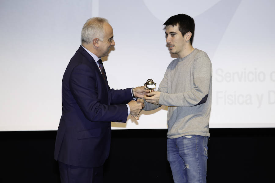 La atleta Marta Guijo, la jugadora de hockey sobre hielo Clara Hernández del Río, el atleta Miguel Delgado y el equipo de voleibol femenino de la Universidad de Salamanca fueron galardonados como mejores deportistas universitarios