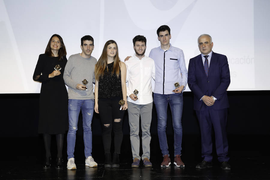 La atleta Marta Guijo, la jugadora de hockey sobre hielo Clara Hernández del Río, el atleta Miguel Delgado y el equipo de voleibol femenino de la Universidad de Salamanca fueron galardonados como mejores deportistas universitarios