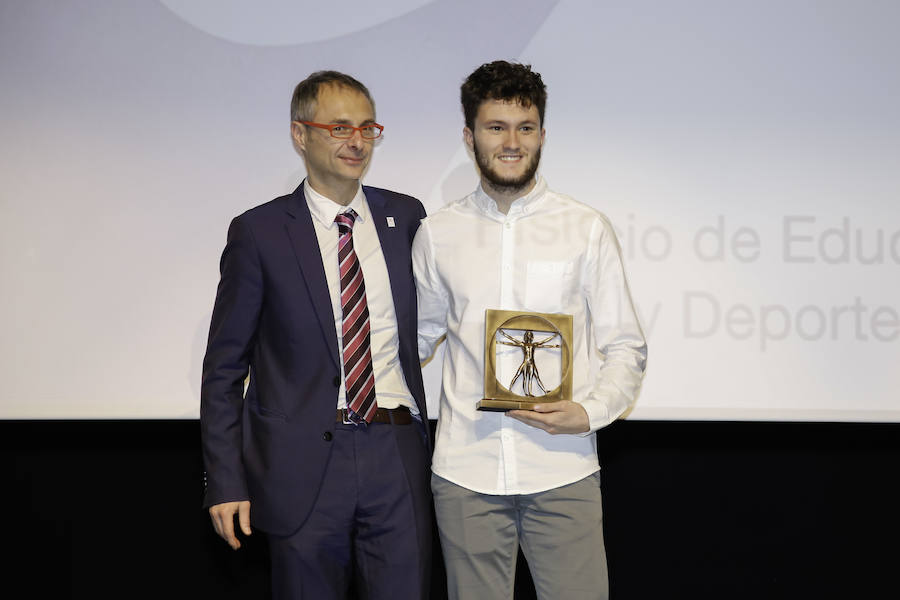 La atleta Marta Guijo, la jugadora de hockey sobre hielo Clara Hernández del Río, el atleta Miguel Delgado y el equipo de voleibol femenino de la Universidad de Salamanca fueron galardonados como mejores deportistas universitarios