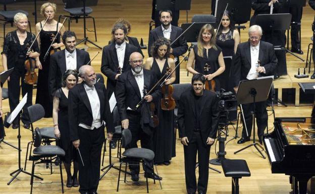 López Cobos y Javier Perianes, con la OSCyL en el auditorio Miguel Delibes tras el concierto de 2015.