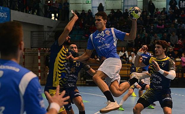 Serrano se eleva y busca el pase en el partido ganado en Cangas. 