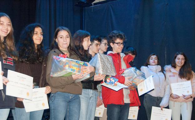 Los tres ganadores, con sus regalos, junto a los otros participantes mostrando sus diplomas. 